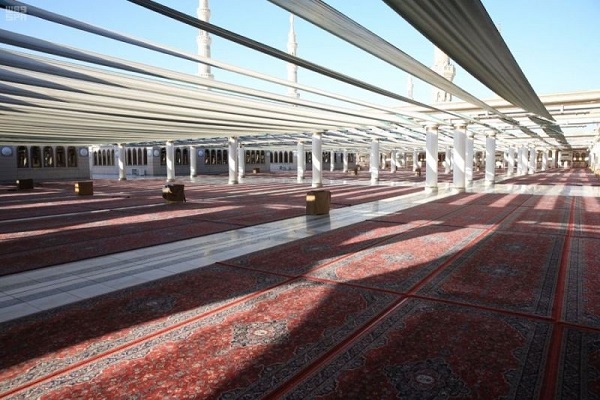 بالصور.. توفير 5 آلاف سجادة لسطح المسجد النبوي