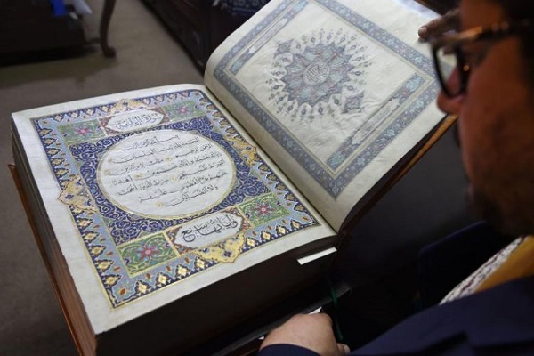 Afghanistan:un gruppo di artisti trascrive il Corano su pagine di seta