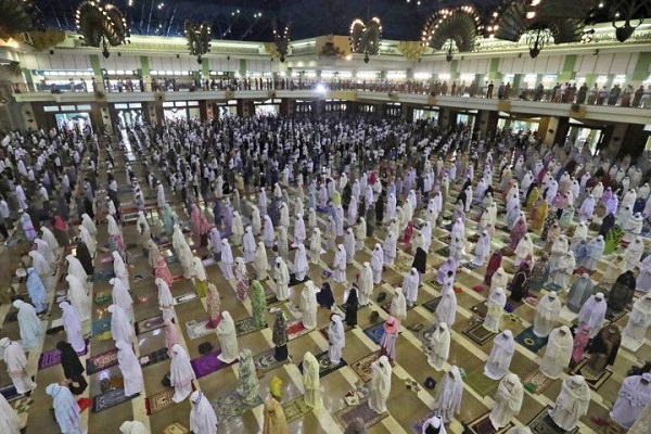 مسلمو العالم يؤدون صلاة عيد الأضحى في ظل إجراءات وقائية