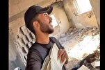 Junger Palästinenser freuen sich über Unversehrtheit des Korans unter den Trümmern des Gazastreifens