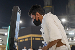 Scholars Help Pilgrims, Worshippers at Mecca Grand Mosque during Hajj