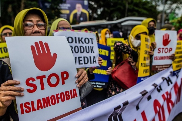 Muslim protesters demonstrate against Swedish-Danish far-right politician Rasmus Paludan, who set fire to a copy of the Koran in Stockholm, in Bogor on January 27, 2023. (Photo by AFP)