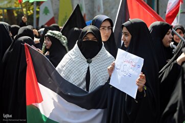 Iranian Students Rally in Solidarity with Hezbollah