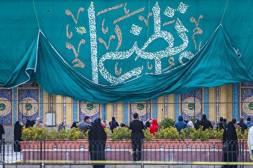Photo Gallery: Iran’s Largest Calligraphic Artwork Installed in Tehran Shrine