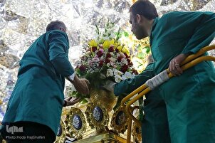 Santuario de Hazrat Masumeh decorado con miles de flores