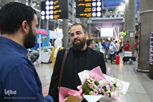 Qari iraní regresa a casa después de quedar segundo en el Concurso Internacional del Corán de Malasia