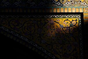 Cautivante interacción de luces y sombras en el Santuario Imam Ridha