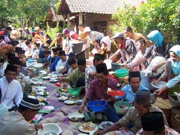سنت‌های رمضان در اندونزی/ از نیایش گروهی تا هدیه به بزرگان فامیل + عکس