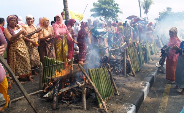 سنت‌های رمضان در اندونزی/ از نیایش گروهی تا هدیه به بزرگان فامیل + عکس