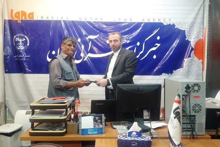 تجلیل رئیس جهاد دانشگاهی فارس از عكاس آزاده ایكنا