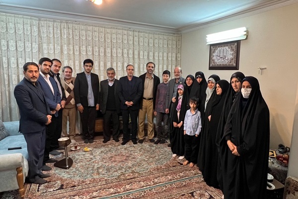 رئیس و جمعی از اعضای جهاددانشگاهی در منزل شهید تقوی حضور یافتند