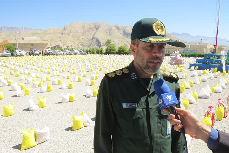 غلامرضا توکل، فرمانده سپاه کازرون، توزیع بسته معیشتی