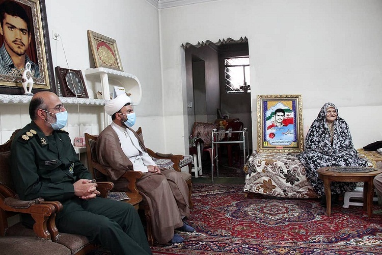 دیدار جانشین فرماندهی سپاه فجر با خانواده شهدای روحانی فارس