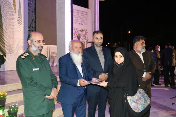 تجلیل از خبرنگار ایکنا در اختتامیه هنر هنر انقلاب اسلامی فارس، زهرا عسکری