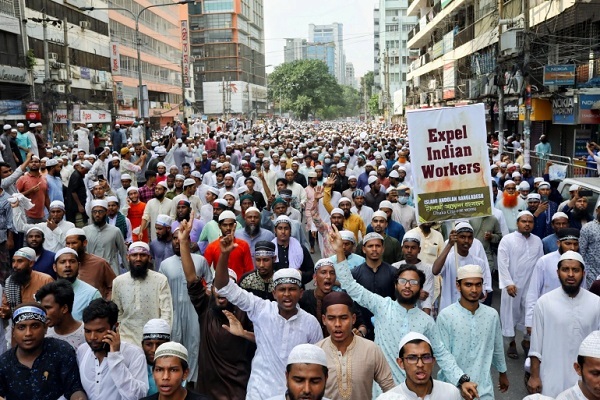 تظاهرات گسترده مسلمانان در اعتراض به هتک حرمت مقدسات اسلامی
