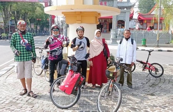 سفر معلم قرآن اندونزیایی به حج با دوچرخه