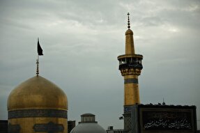 فیلم | تعویض پرچم گنبد حرم رضوی در مراسم اذن عزا