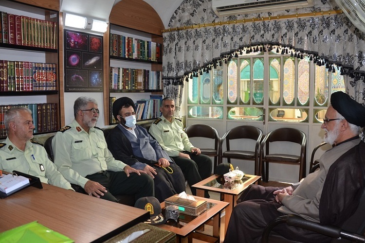 دیدار فرمانده انتظامی فارس با رئیس هیئت امنای آستان سیدعلاءالدین حسین(ع)