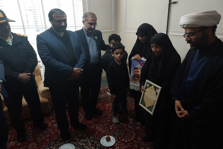 دیدار مدیرکل آموزش و پرورش فارس با خانواده شهید حجت‌الاسلام محمد زارع مؤیدی