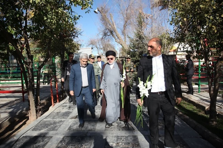 رئیس کل دادگستری فارس در گلباران قبور شهدا