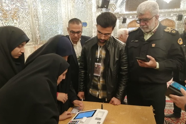 حضور رئیس پلیس فارس در انتخابات، حرم شاهچراغ(ع)