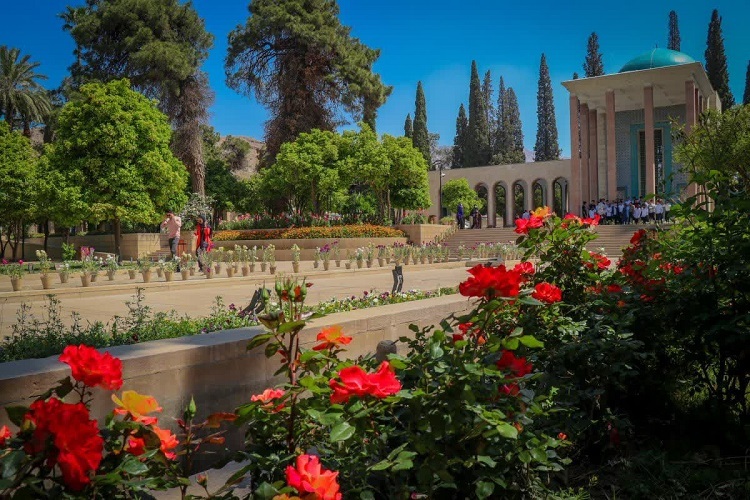 آرامگاه سعدی؛ میزبان اهالی فرهنگ و ادب