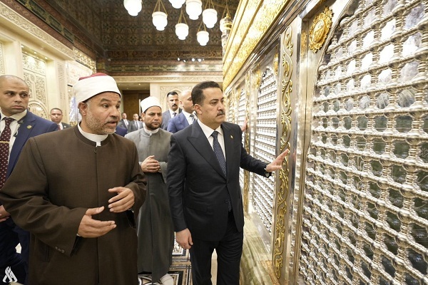 نخست‌وزیر عراق به زیارت مقام رأس الحسین(ع) در قاهره رفت + فیلم