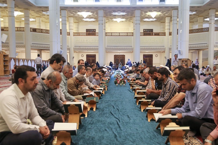 تجمع اعتراض‌آمیز جامعه قرآنی شیراز، حرم شاهچراغ(ع)