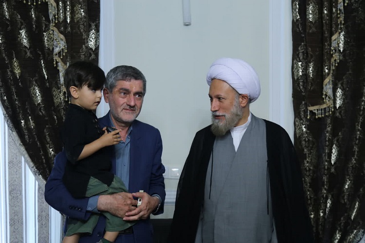 دیدار استاندار فارس و امام جمعه شیراز با حادثه‌دیدگان حرم شاهچراغ(ع)