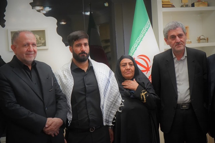 تقدیر ستاد اجرایی فرمام امام(ره) از قهرمان حرم شاهچراغ(ع)