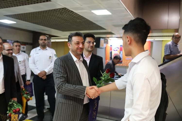 تکریم دانش‌آموزان در ایستگاه مترو شیراز