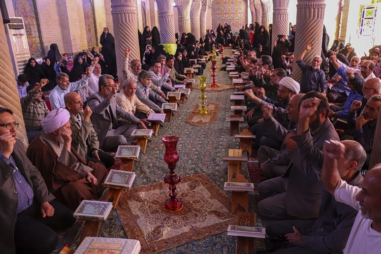 گردهمایی اعتراض‌آمیز جامعه قرآنی فارس، مسجد نصیرالملک شیراز