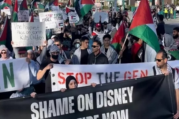 تظاهرات معترضان به حمایت مالی والت دیزنی از اسرائیل