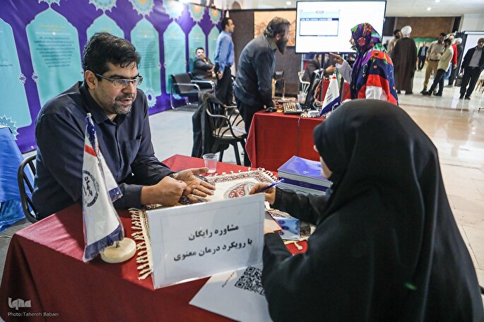 استقبال مردمی از «درمان معنوی خداسو» در بخش دانشگاهیان نمایشگاه قرآن