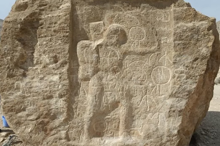 نقش برجسته سرباز پارتی، قیر و کارزین