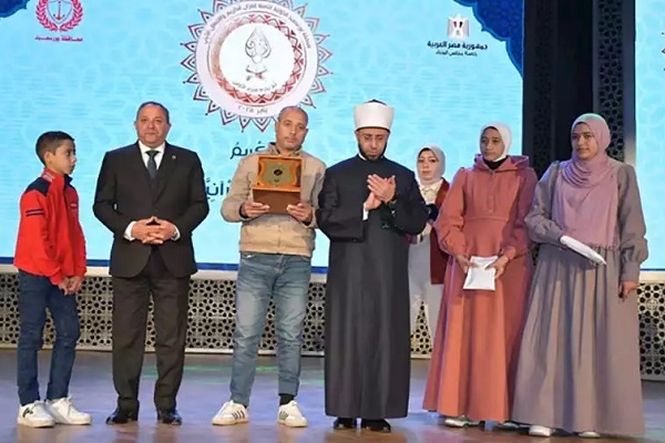 تجلیل از خانواده دختر فقید حافظ قرآن در حاشیه مسابقات مصر