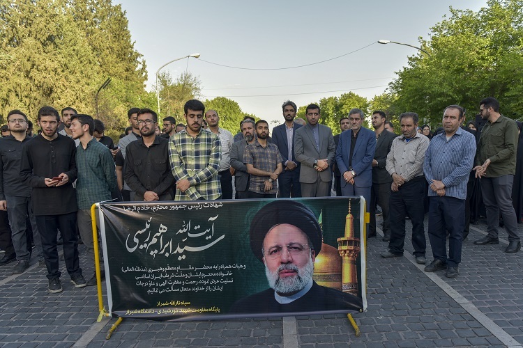 تجمع دانشجویان دانشگاه شیراز برای شهادت رئیس جمهور