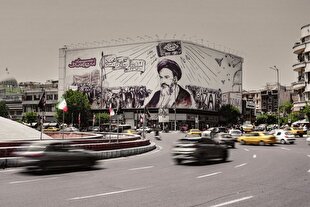 دیوارنگاره جدید میدان انقلاب مزین به شعار «امام؛ وعده‌های صادق»