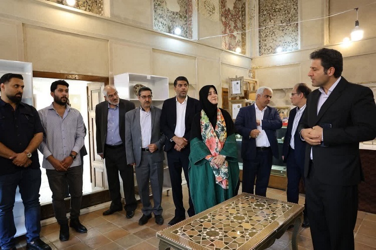 آیین واگذاری غرفه های ارگ کریم خانی به هنرمندان صنایع دستی، شیراز آیین واگذاری غرفه های ارگ کریم خانی به هنرمندان صنایع دستی، شیراز
