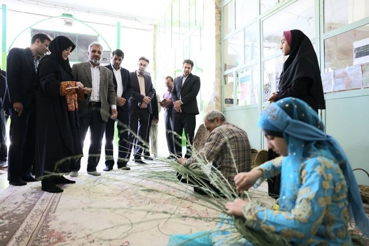 بازدید معاون وزارت میراث فرهنگی از کارگاه های صنایع دستی، اقلید