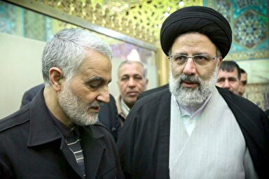 فیلم | اعطای حکم خادمی شهید سلیمانی توسط شهید جمهور