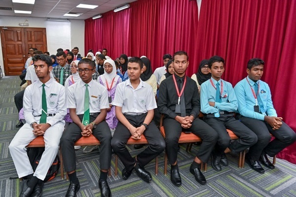 پرداخت کمک‌هزینه به دانش‌آموزان حافظ قرآن در مالدیو