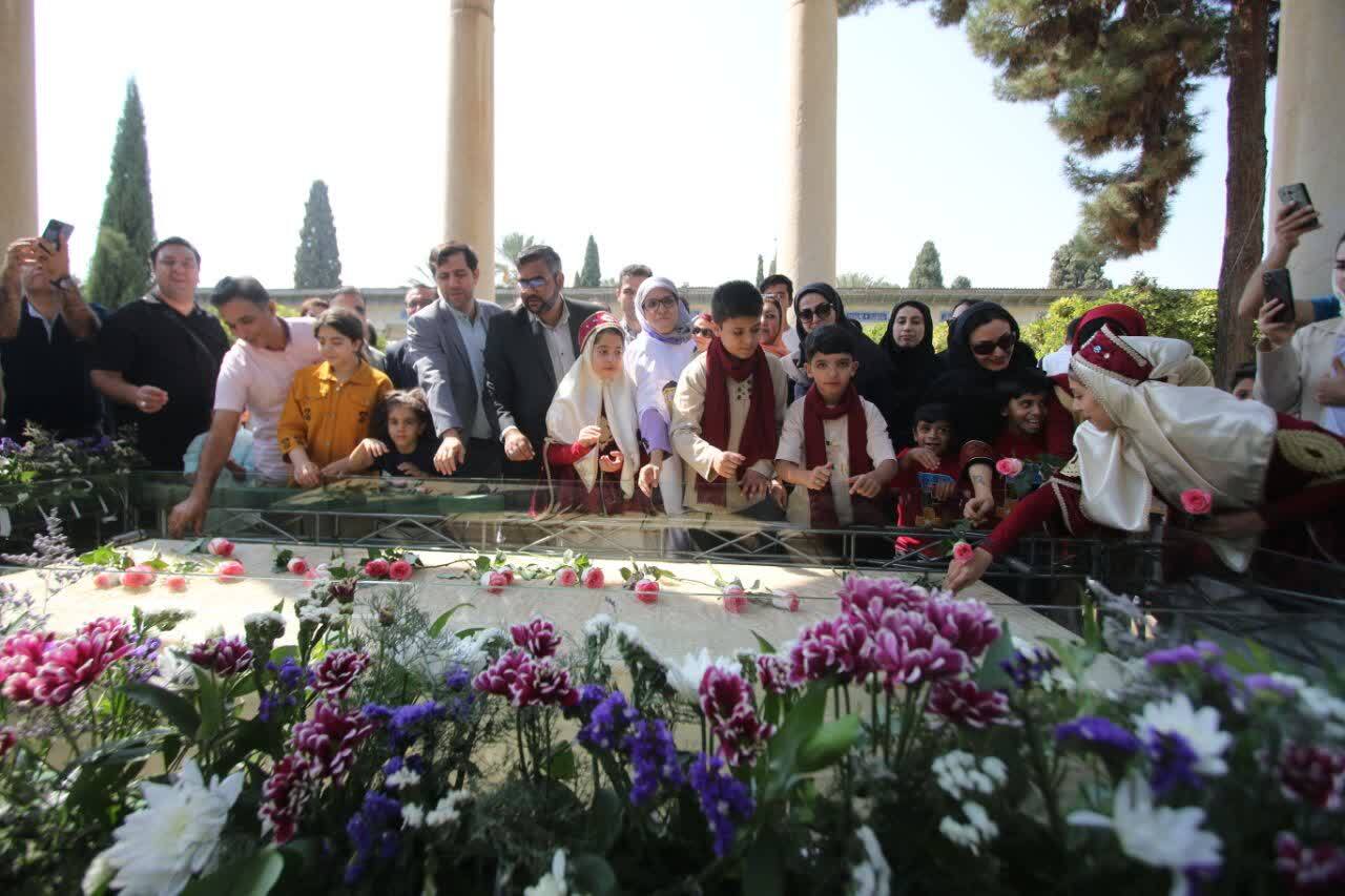 گلباران آرامگاه حافظ گلباران آرامگاه حافظ