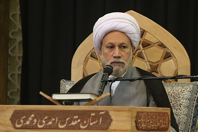 عالم در کنار علم باید حلم و بردباری داشته باشد