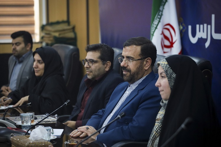 نشست بانوان هنرمند فارس با استاندار