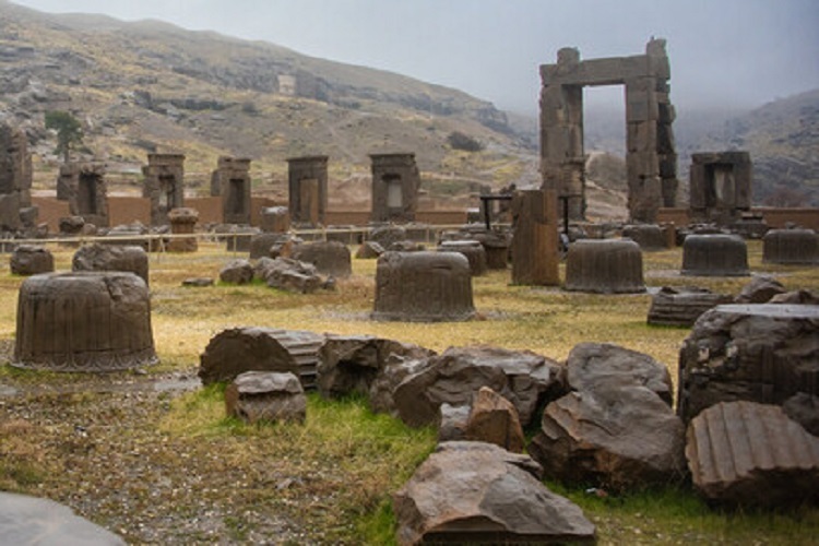 تخت جمشید در بارندگی