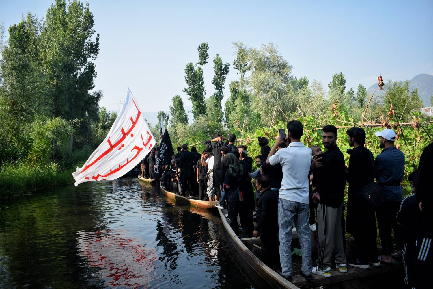 عکس | عزاداری سنتی روی قایق‌ھا در کشمیر