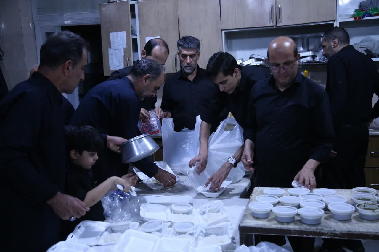 توزیع ۱۱ هزار وعده غذای گرم میان عزاداران حسینی در آستانه شیراز