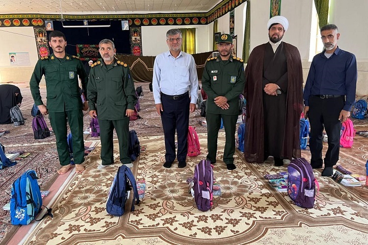 توزیع بسته‌های لوازم‌التحریر میان دانش‌آموزان نیازمند در لامرد