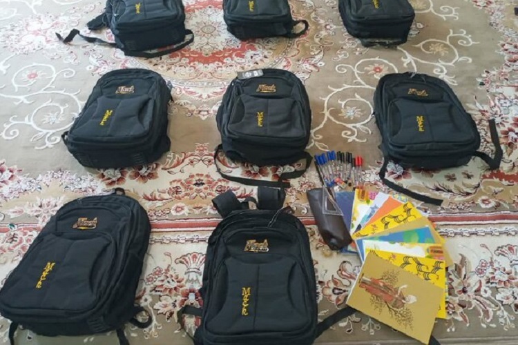 توزیع بسته لوازم‌التحریر بین دانش‌آموزان مناطق کمترتوسعه‌یافته فارس